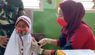 Ekspresi Siswa SD di Karimun Disuntik Vaksin Covid-19