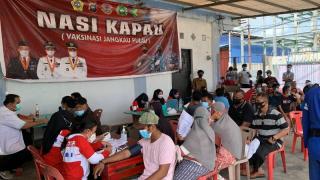 Nasi Kapau Polres Karimun Sasar Ratusan Warga Pesisir Meral