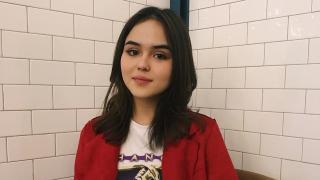 Tangis Irene saat Prosesi Larung Abu Jenazah Laura Anna di Laut