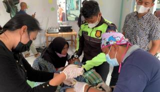 Briptu Rizky Jadi Obat Penenang Anak Histeris saat Sunatan Massal di Karimun
