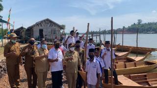 Pemkab Karimun Salurkan Alat Tangkap untuk Nelayan Kampung Seberang Olak