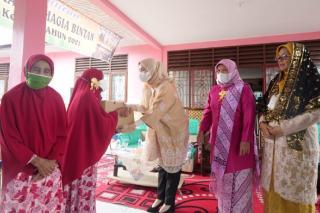Kunjungi Rumah Bahagia Bintan, Hafizha Rahmadhani Hibur Para Lansia