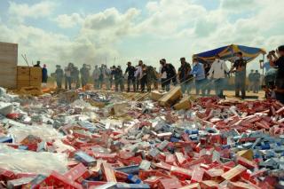 Bea Cukai Batam Bakar 66,78 Juta Batang Rokok Ilegal