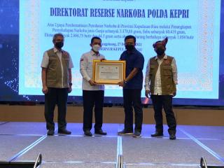 Gubernur Ansar Ganjar Penghargaan untuk Ditresnarkoba Polda Kepri
