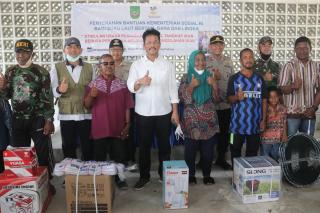Kemensos Gelontor Bantuan untuk Warga Suku Laut di Batam