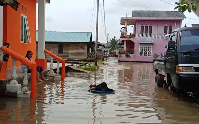 Banjir Rob Intai Pesisir Karimun, BMKG: Waspada