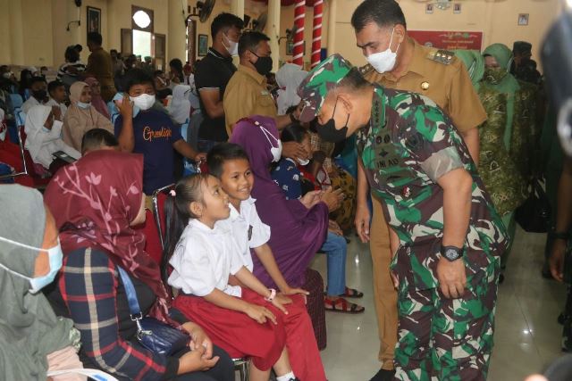 Ke Natuna, KSAD Jenderal Dudung Tinjau Vaksinasi dan Cek Alutsista TNI