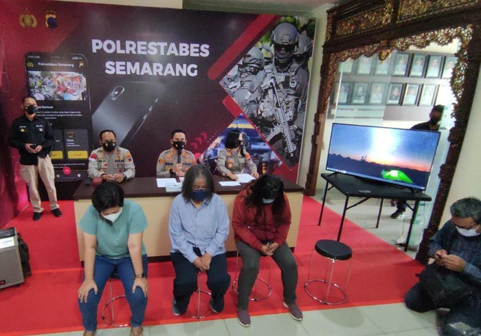 Polisi Tangkap Basah Emak-emak Jadi Joki Vaksin