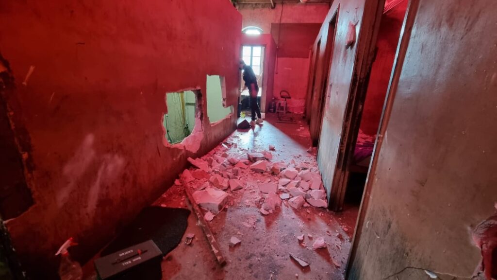 Gerebek Pelacuran, Petugas Imigrasi Jebol Tembok Rumah Bordil