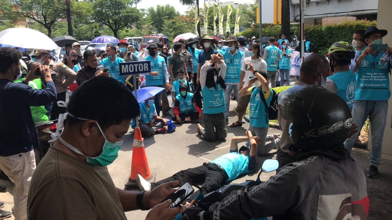 Pengungsi Afghanistan Demo di Depan Perumahan Mewah di Batam
