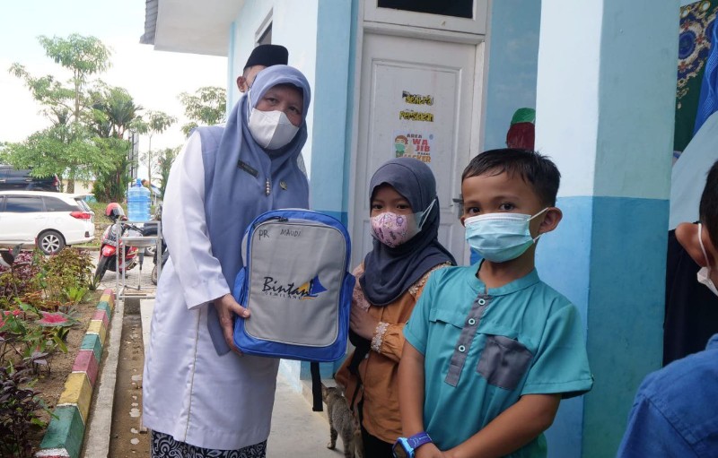 Pemkab Bintan Salurkan 107 Paket Perlengkapan Sekolah Gratis untuk Murid TK