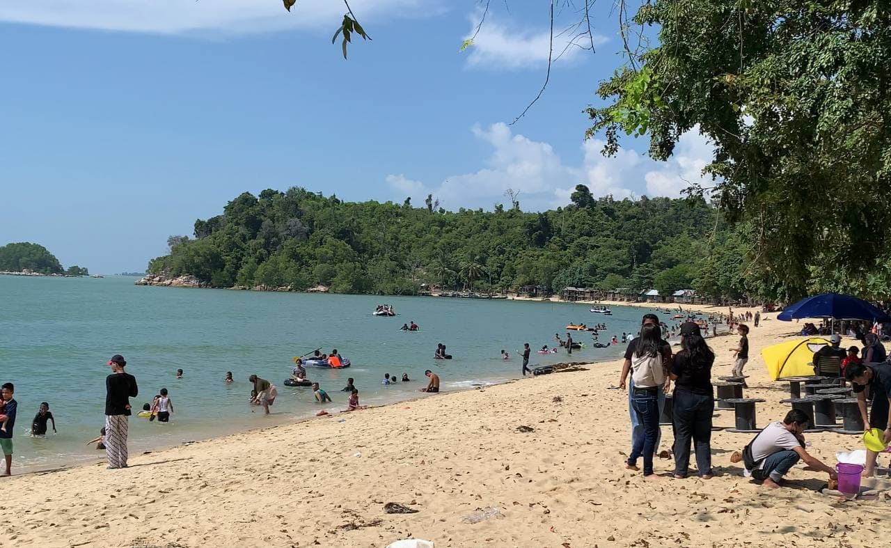 Pantai Pelawan Karimun Alami Kunjungan Teramai Pasca PPKM