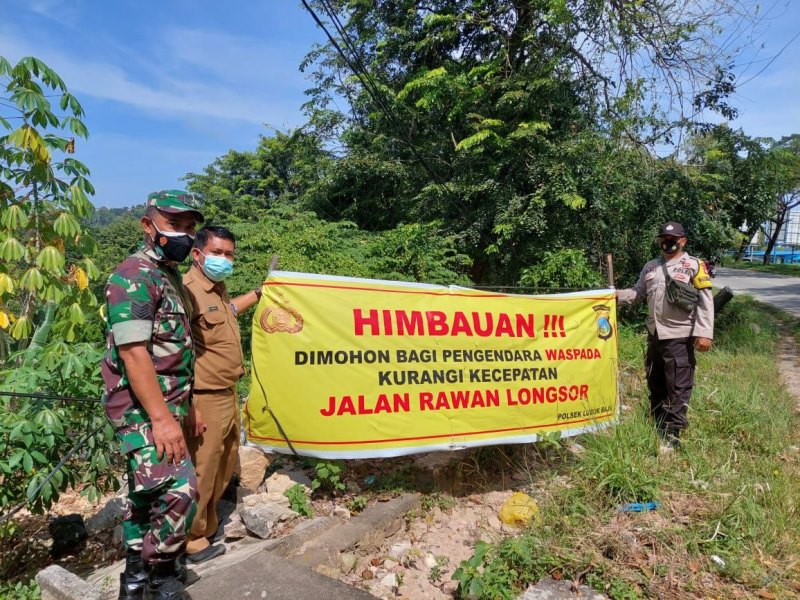 Hati-hati! Ruas Jalan Seraya Atas Rawan Longsor