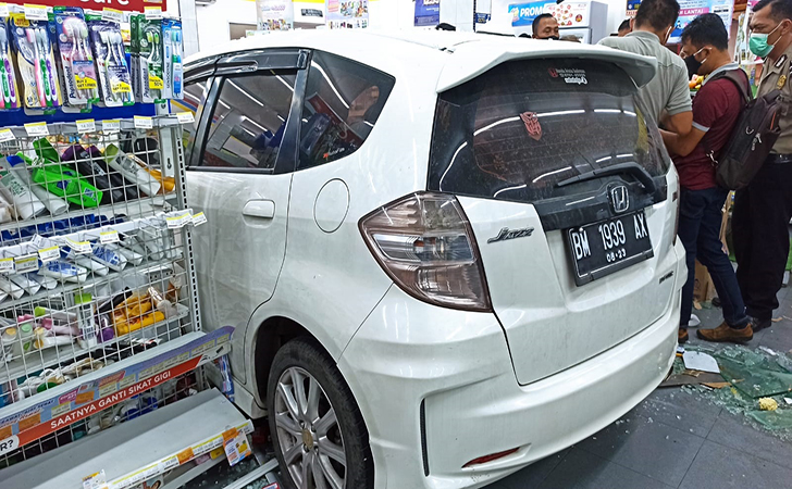 Honda Jazz Jalan Sendiri Lalu Tabrak Minimarket di Pekanbaru