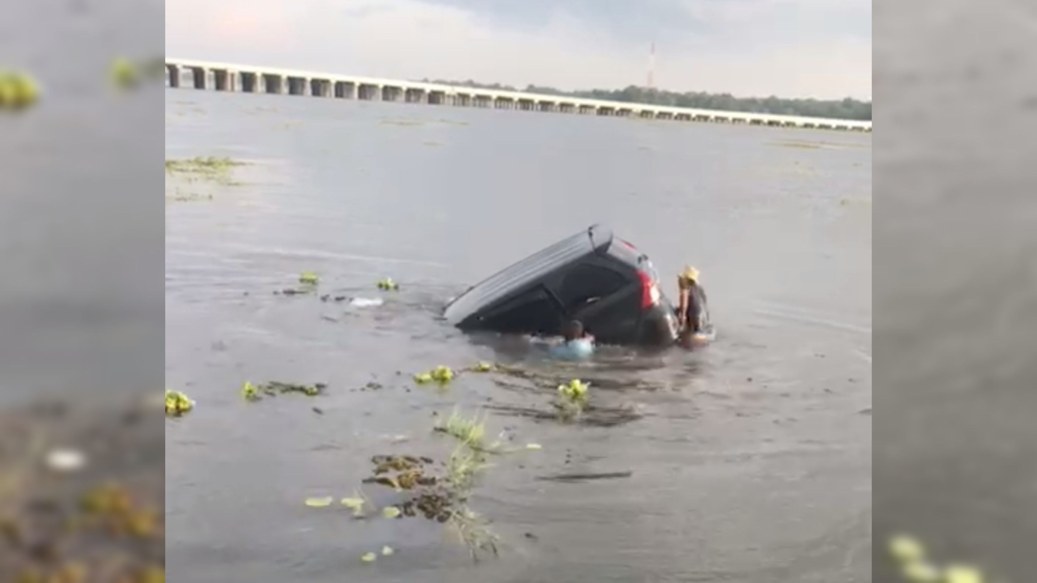 Sopir Grogi Nyaris Berujung Maut, Mobil Avanza Tercebur ke Waduk