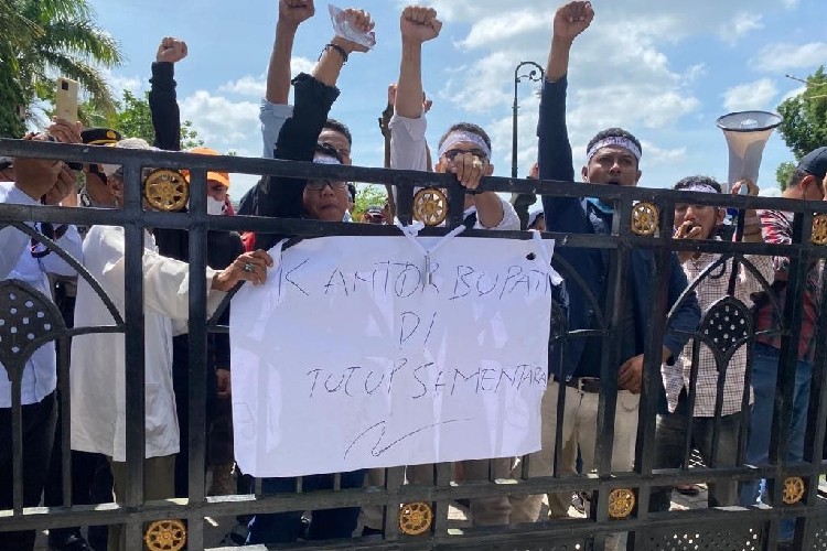 Tak Ditanggapi, Demonstran Gembok Pagar Kantor Bupati Meranti