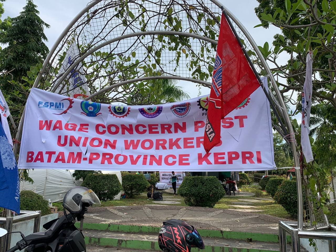 Dua Pekan Buruh Bertahan di Posko Keprihatinan Upah di Batam Center