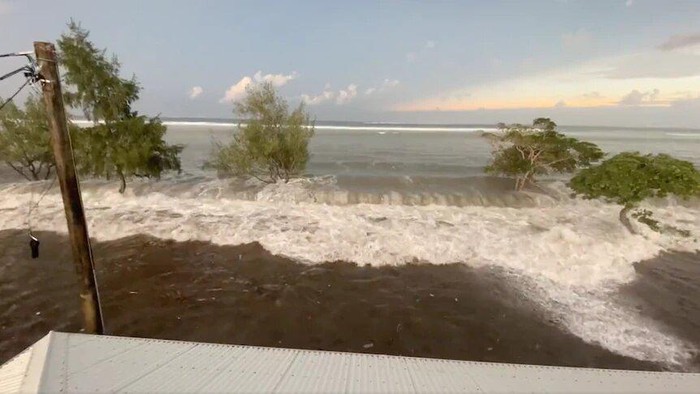 Tonga dan Jepang Kena Tsunami Usai Erupsi, Netizen Dunia Berdoa