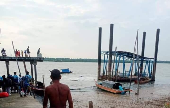 Jembatan Penghubung Ponton Pelabuhan Alai di Karimun Ambruk