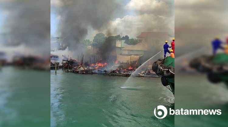 Aksi Heroik Kru Tugboat Padamkan Kebakaran di Pesisir Pulau Buluh Batam