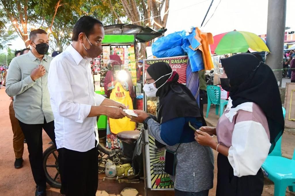 Jokowi Bagi-bagi Duit 1,2 Juta ke Pedagang di Pasar Bincen Tanjungpinang