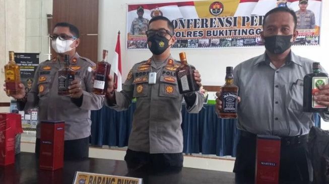 Polisi Bukittinggi Tangkap Truk Pengangkut Miras Impor Ilegal 