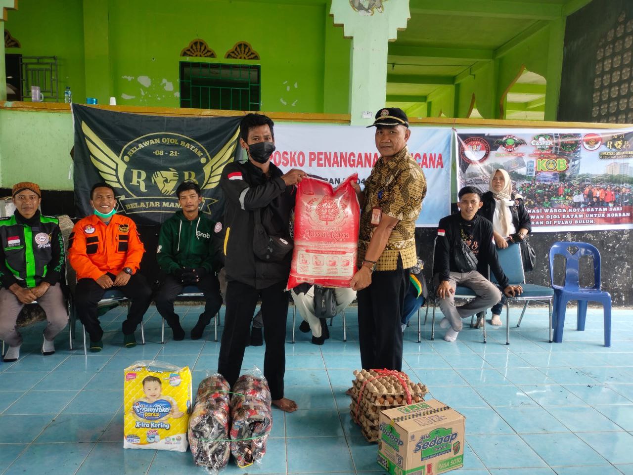 Komunitas Ojol Batam Serahkan Bantuan bagi Korban Kebakaran di Pulau Buluh