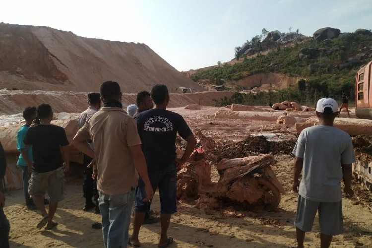 Seorang Warga Karimun Tewas Tertimbun Longsor
