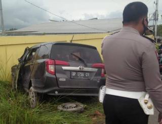 Toyota Calya Ringsek Hantam Pagar PT Saipem Karimun