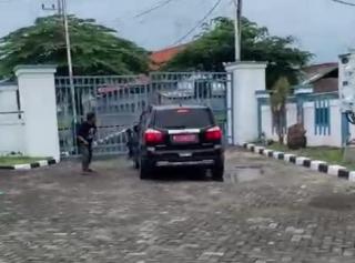 WNA Deteni Rudenim Surabaya Kabur Bawa Mobil Tabrak Gerbang