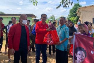 Korban Banjir di Batam Terima Bantuan Sembako Bergambar Puan Maharani