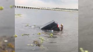 Sopir Grogi Nyaris Berujung Maut, Mobil Avanza Tercebur ke Waduk