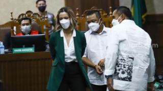 Hakim Vonis 1 Tahun Penjara Nia Ramadhani dan Ardi Bakrie