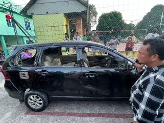 Mobil Avanza Hancur Diamuk Massa di Perumahan Cendana Batam
