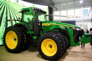 Tak Perlu Capek, Petani Bisa Kendalikan Traktor Lewat Ponsel