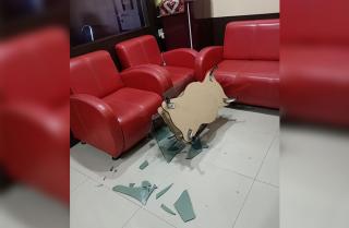 Heboh Pria Berbaju Batik Pecahkan Meja Ruang Tamu Bupati Meranti