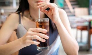 Bahaya Minuman Bersoda untuk Wanita, Sebabkan Penuaan Dini
