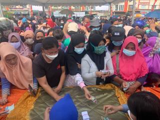 Emak-emak Serbu Operasi Pasar di Botania, Minyak Goreng Rp10 Ribu/Liter