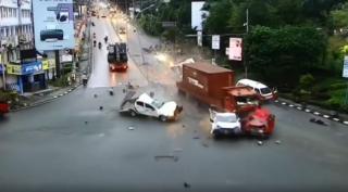 Truk Tronton Seruduk Kendaraan di Lampu Merah Balikpapan, 5 Tewas