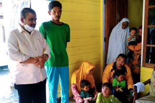 Bupati Rafiq Sambangi Korban Kebakaran di Moro 