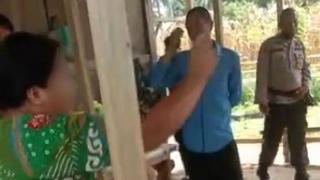 Viral, Emak-emak Ngotot Tolak Divaksin Sampai Minta Ditembak Polisi