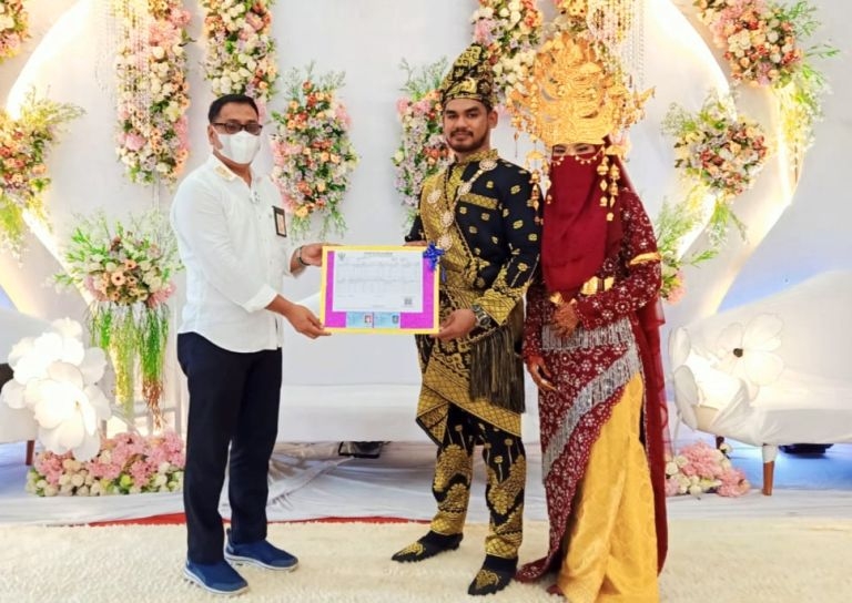 Dokumen Kependudukan Six in One Jadi Kado bagi Pengantin Baru di Natuna