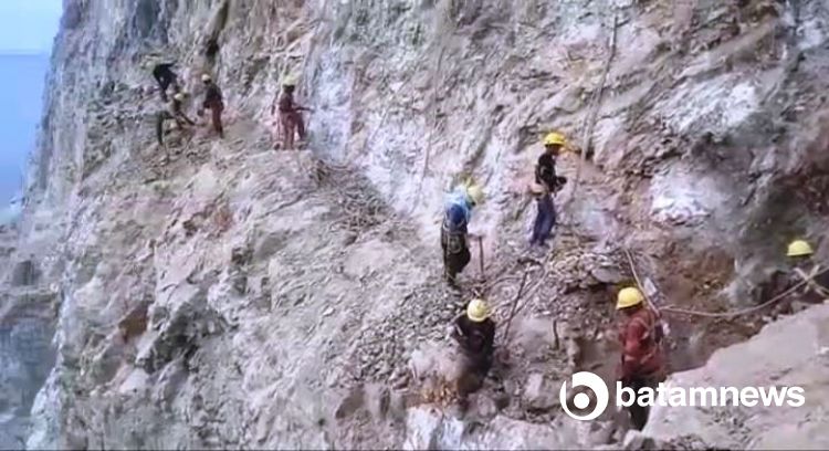 Ngeri, Pekerja Proyek Jalan di Natuna Terjatuh dari Atas Tebing Setinggi 150 Meter