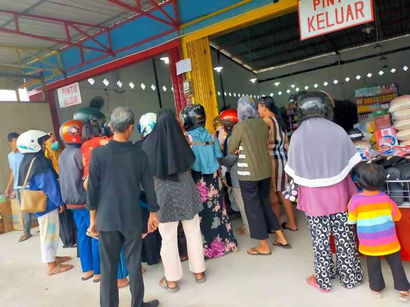 Warga Natuna Serbu Minyak Goreng Murah, Rp 14 Ribu Per Liter 