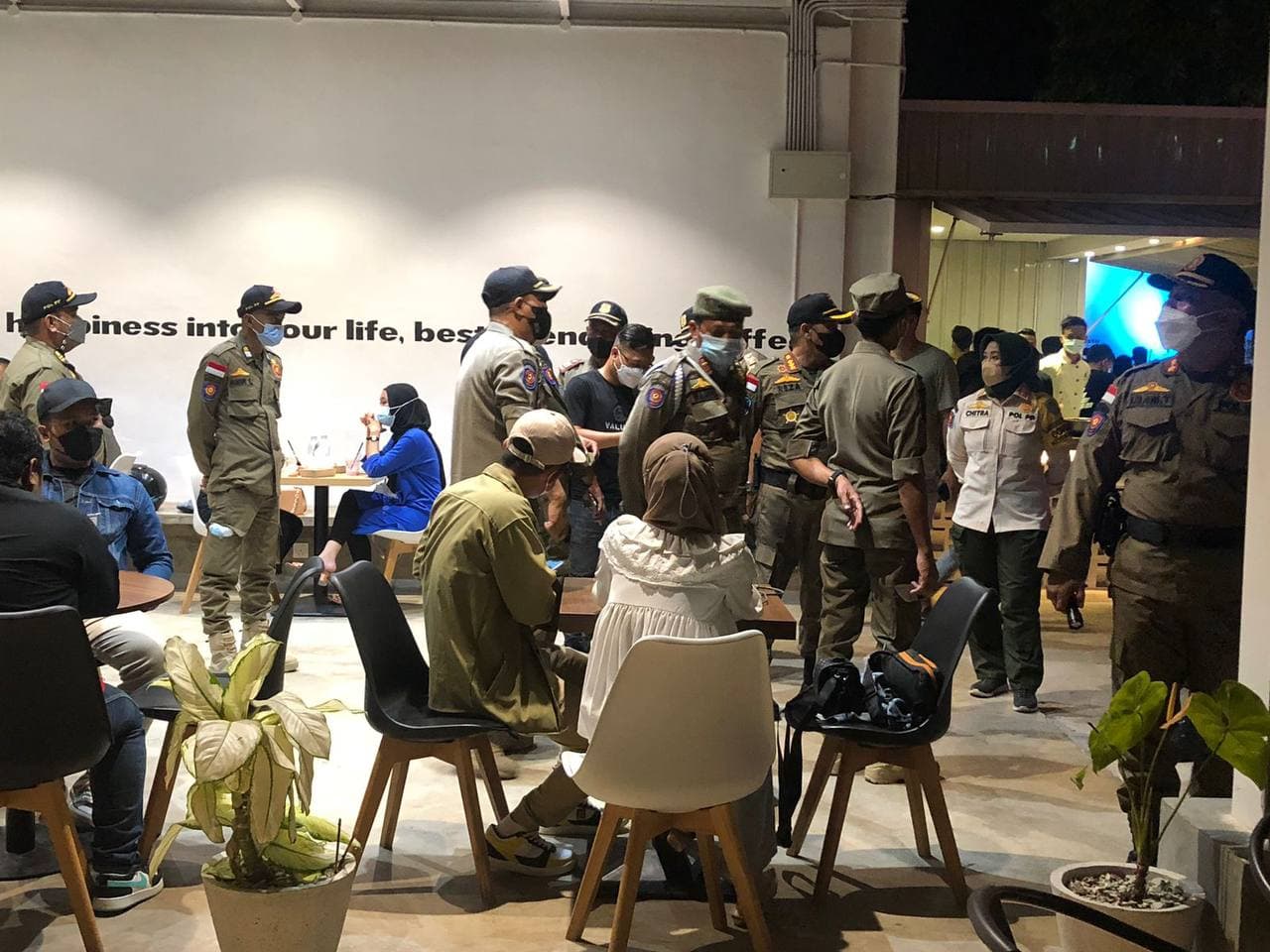 Warung Makan Langgar Prokes Dirazia Satpol PP di Batam