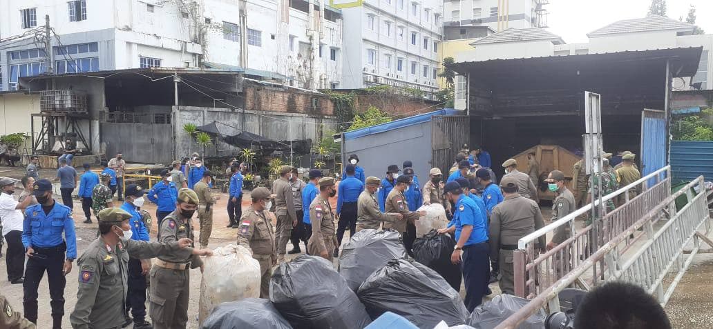 Tim Terpadu Bongkar Bangunan Liar di Kawasan Batam Center