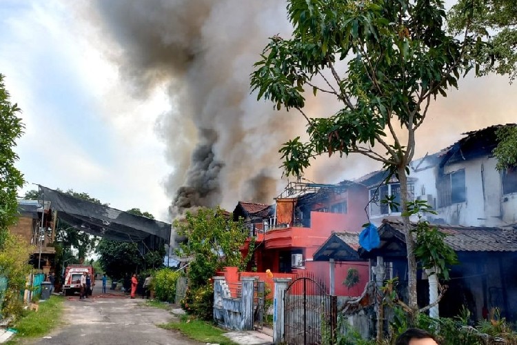 Kebakaran Hanguskan Sejumlah Rumah di Marina City Batam