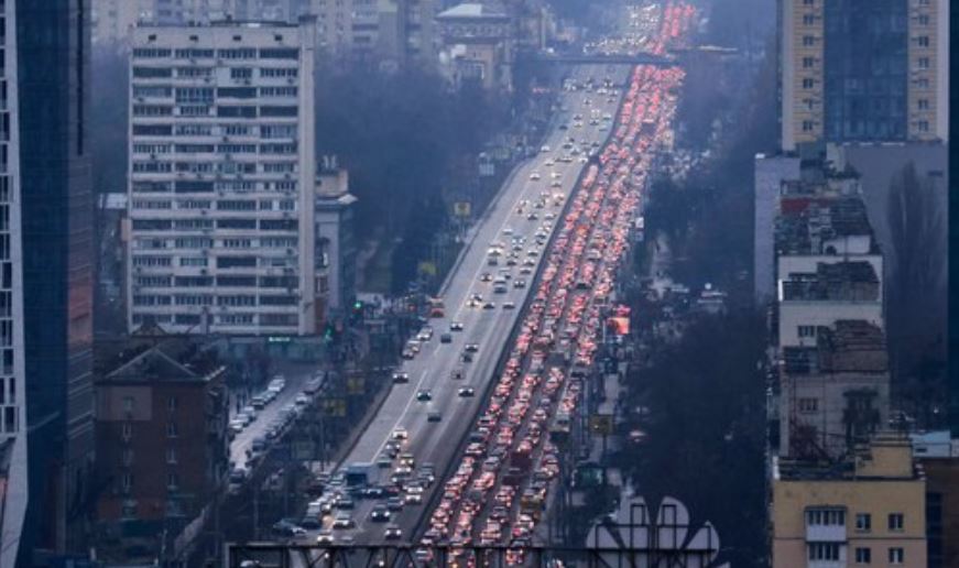 Jalanan Ibukota Ukraina Macet Panjang, Warga Cari Aman ke Barat