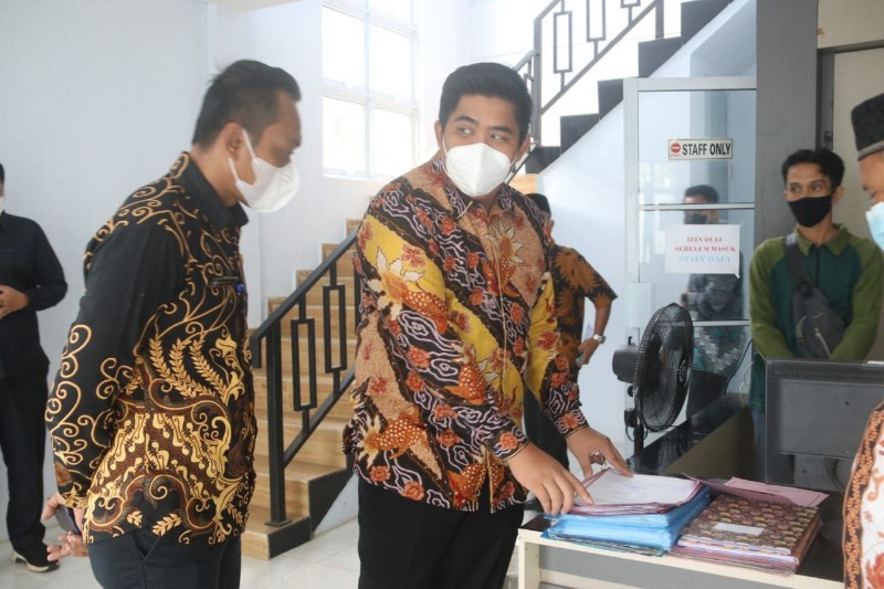 Dikeluhkan Warga, Bupati Bintan Sidak Pelayanan Kantor Kelurahan Kijang Kota
