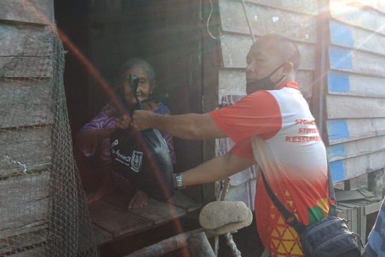 AJOI Natuna Bagi-bagi Sembako untuk Lansia di Ranai